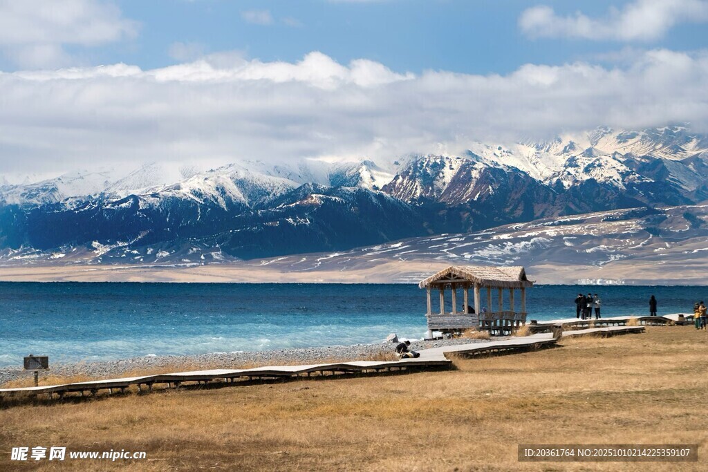 美丽湖畔雪山下的风景