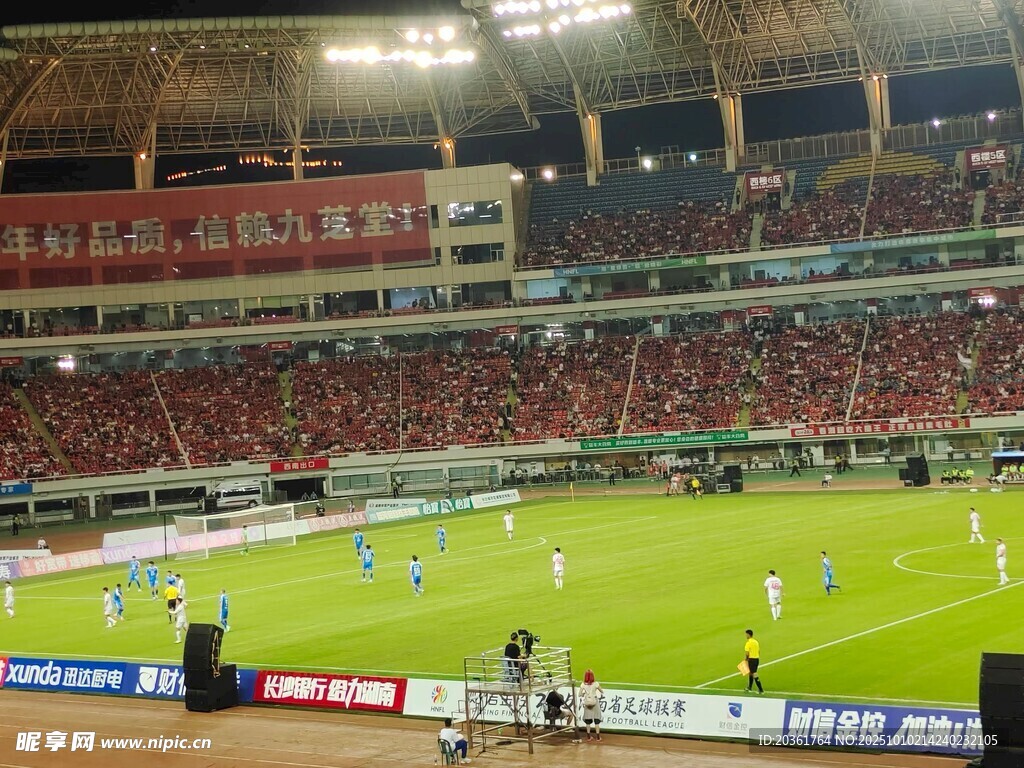 热闹足球赛场瞬间