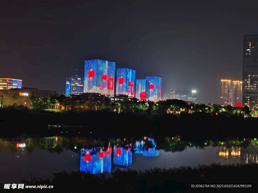 城市夜景灯光秀映照湖面