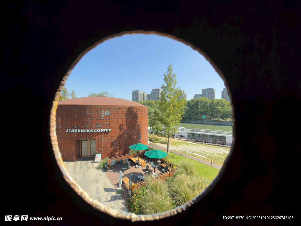 透过孔洞看户外休闲场景