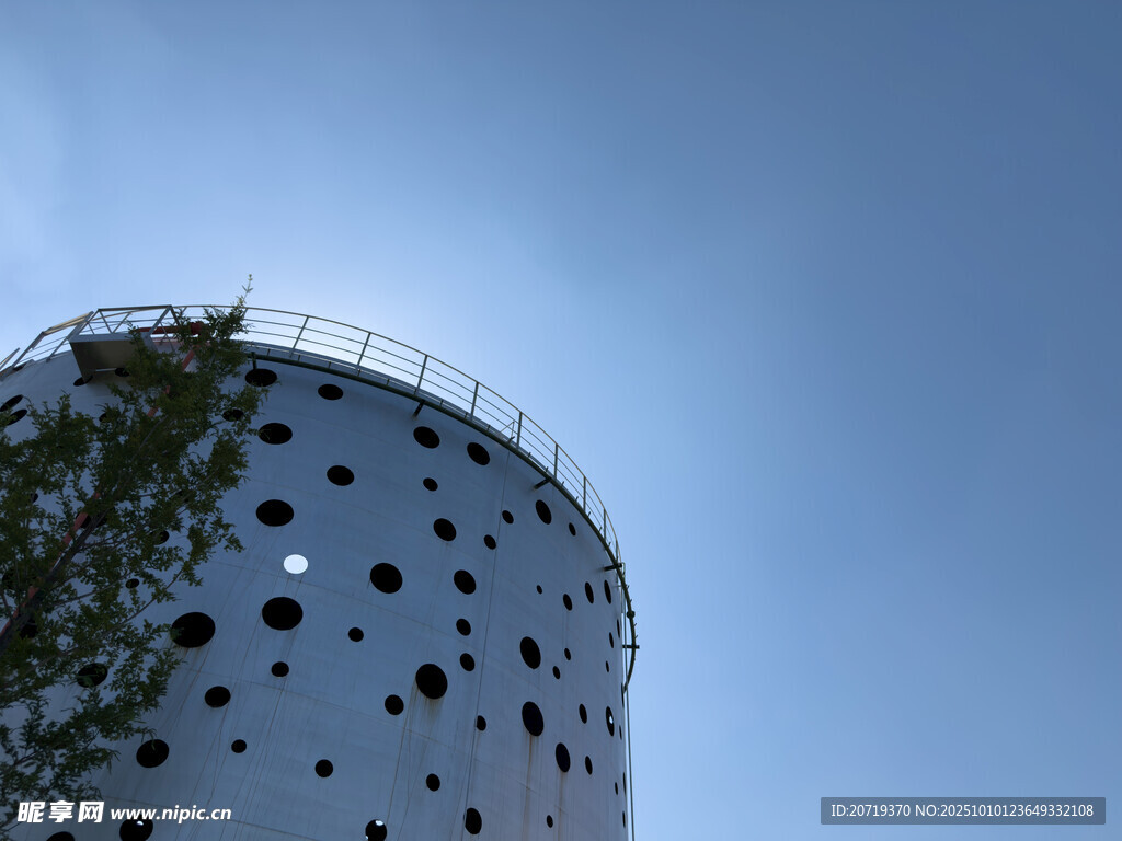 独特孔洞建筑外观特写