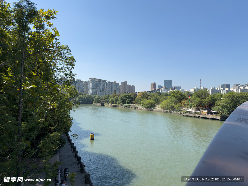 河畔城市风光