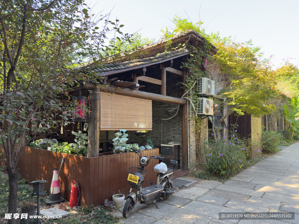 乡村小屋旁的闲适生活场景