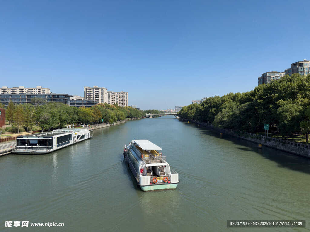 河上船只风景