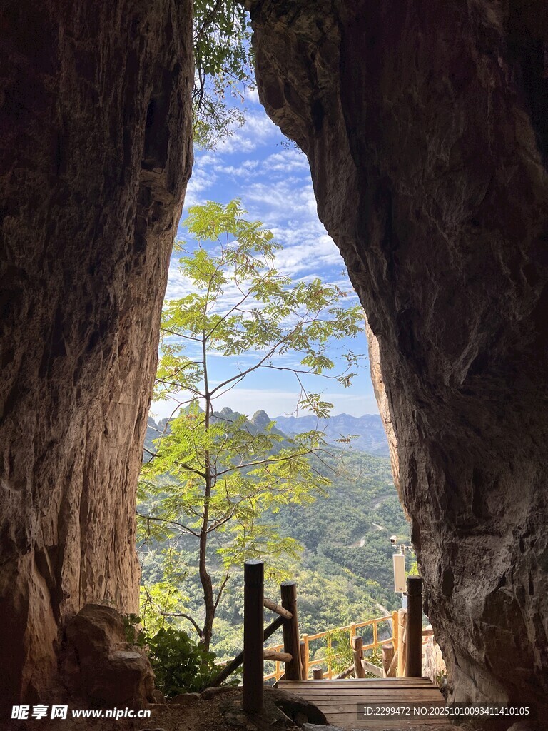 山洞外风景