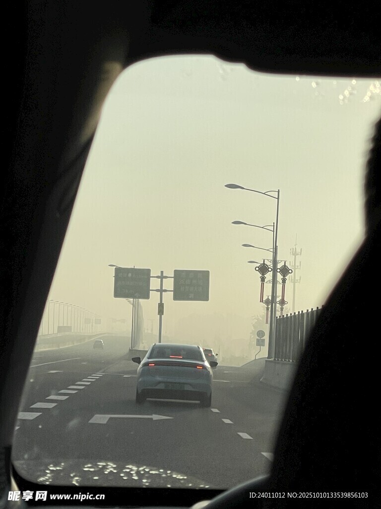 车内视角看前方道路行驶