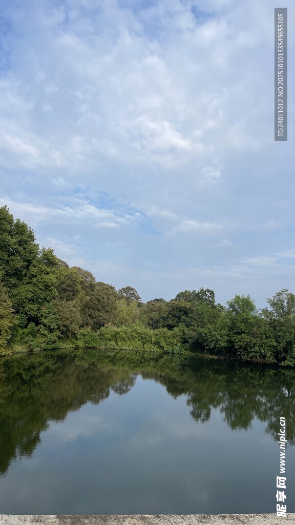 宁静湖畔风光