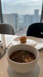 窗边餐桌上的美味餐食