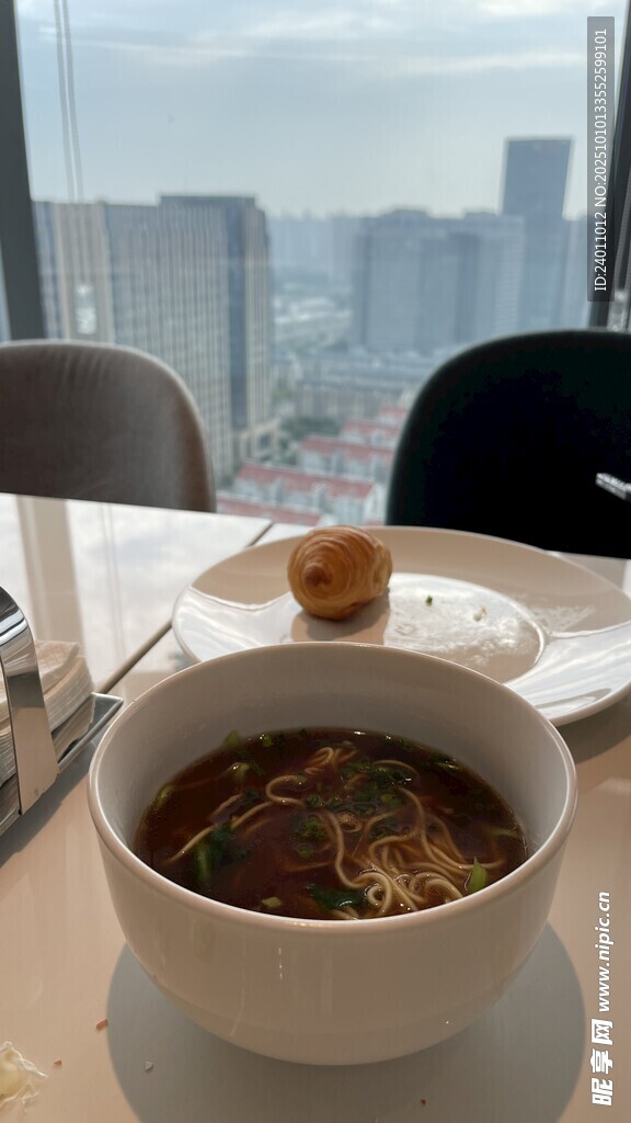 窗边餐桌上的美味餐食