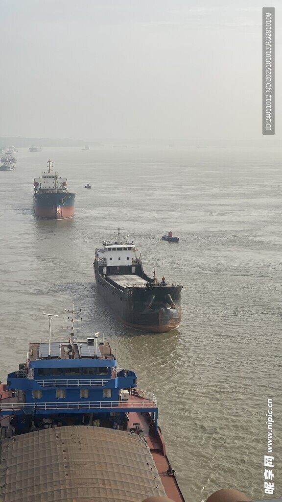 海上船只航行景象