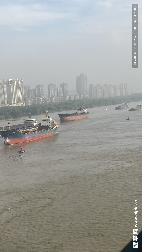 江面上的船只与城市远景