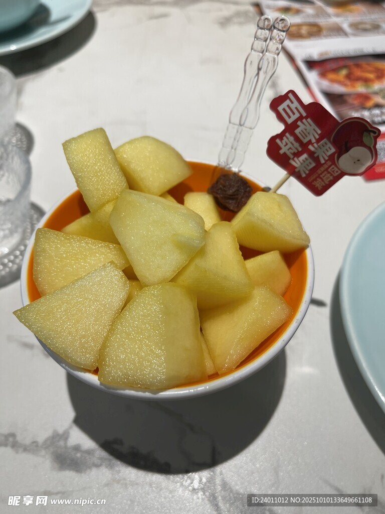 碗中切块的新鲜苹果