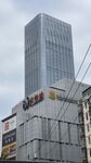 城市中高耸的现代摩天大楼