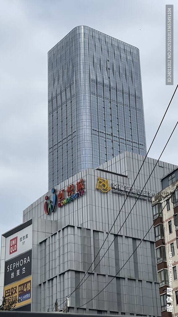 城市中高耸的现代摩天大楼