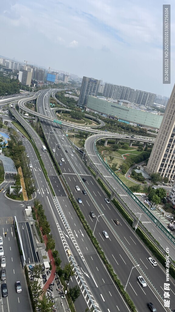城市高架桥交通景象