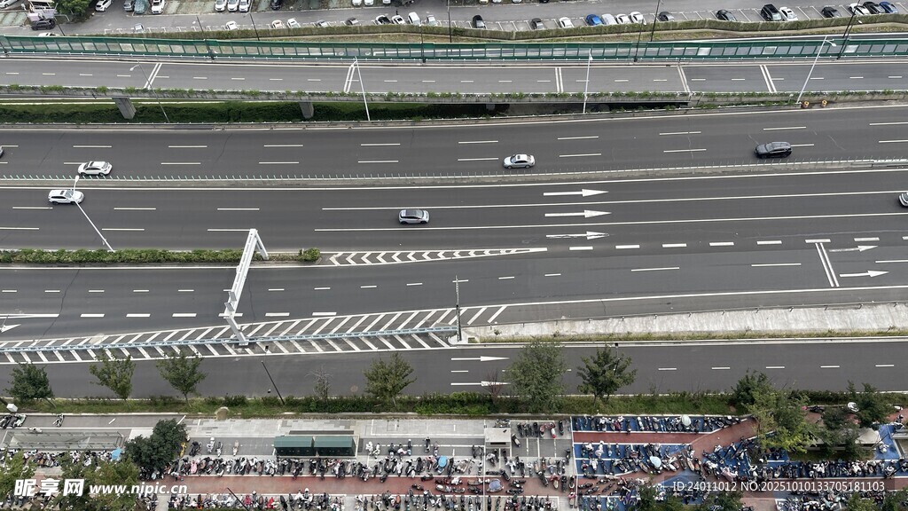 俯瞰城市高速公路场景