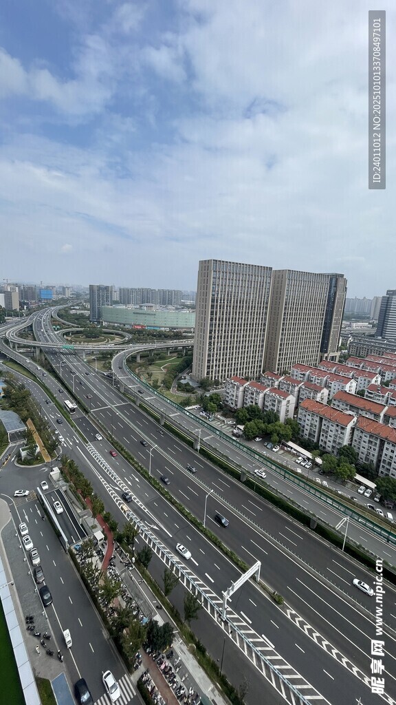城市高架桥与周边建筑景观