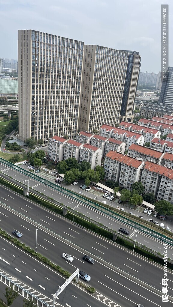 城市高楼与低层建筑景观