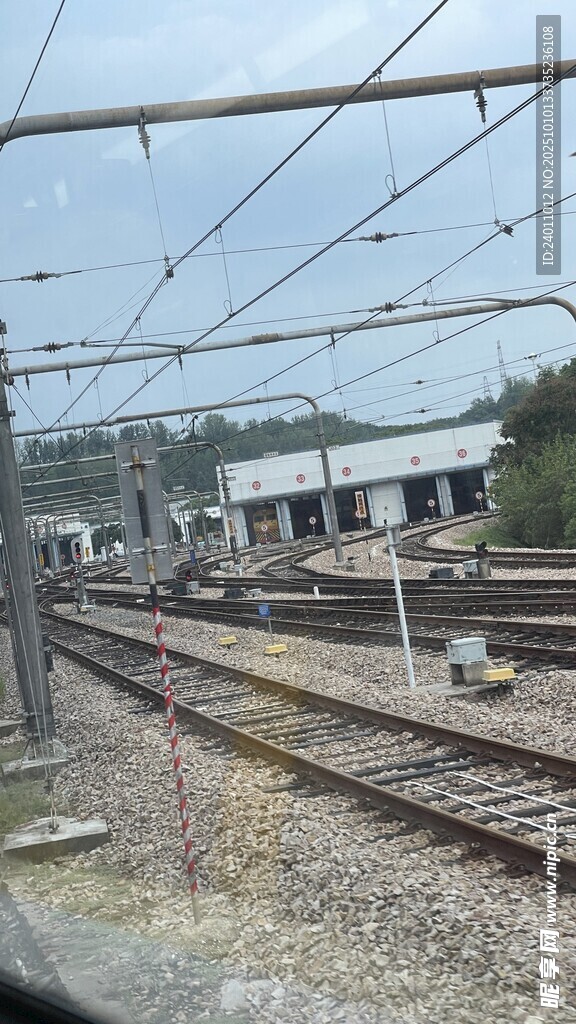 铁路轨道与周边设施场景