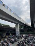 高架下密集停放的摩托车