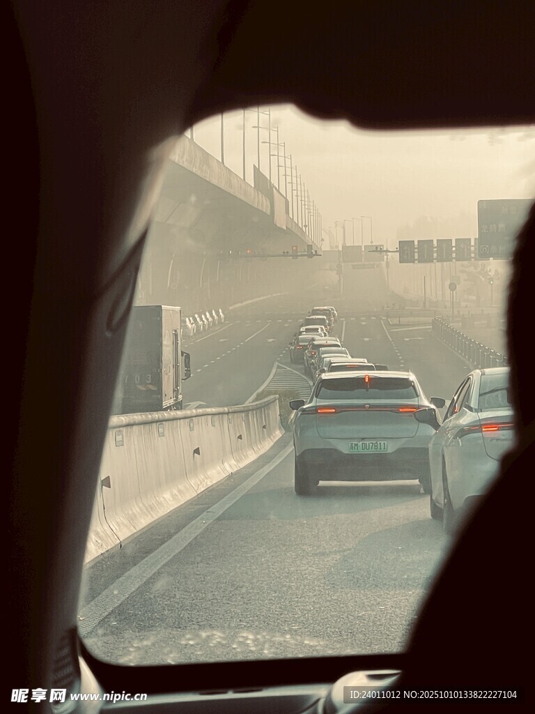 车内视角的道路行车景象