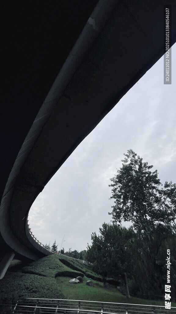 公路桥梁下的自然景致