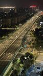 城市夜景中的繁忙公路