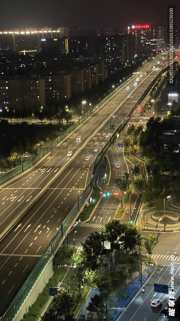 城市夜景中的繁忙公路
