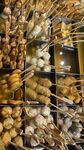 菌类食材展示架上的丰富菌类