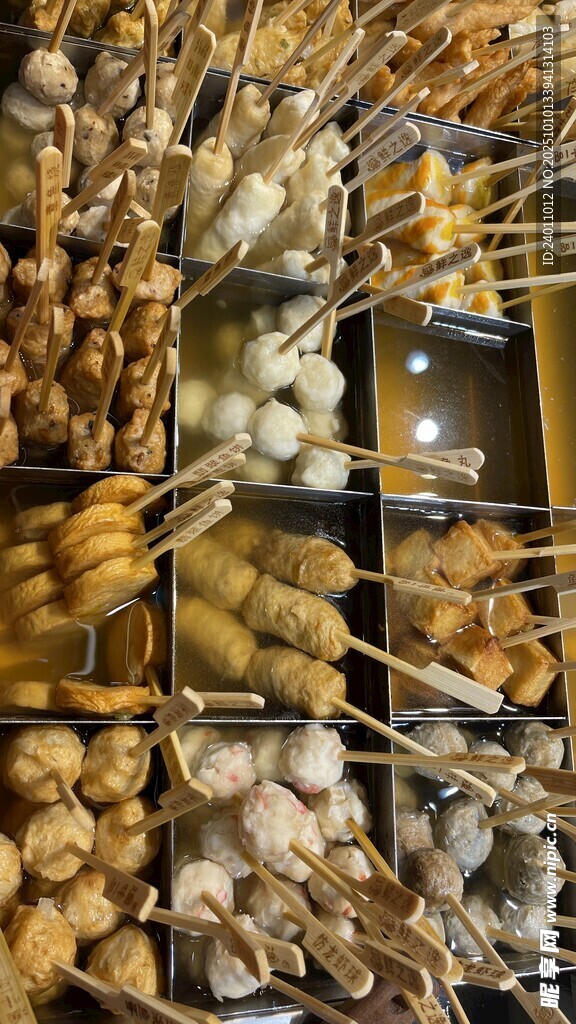 菌类食材展示架上的丰富菌类