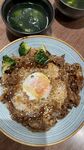 美味牛肉盖饭配煎蛋