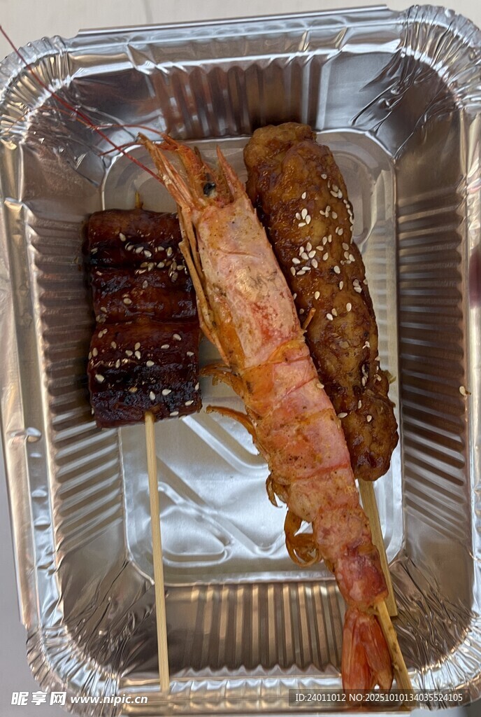 铝箔盒中的多样串烤美食