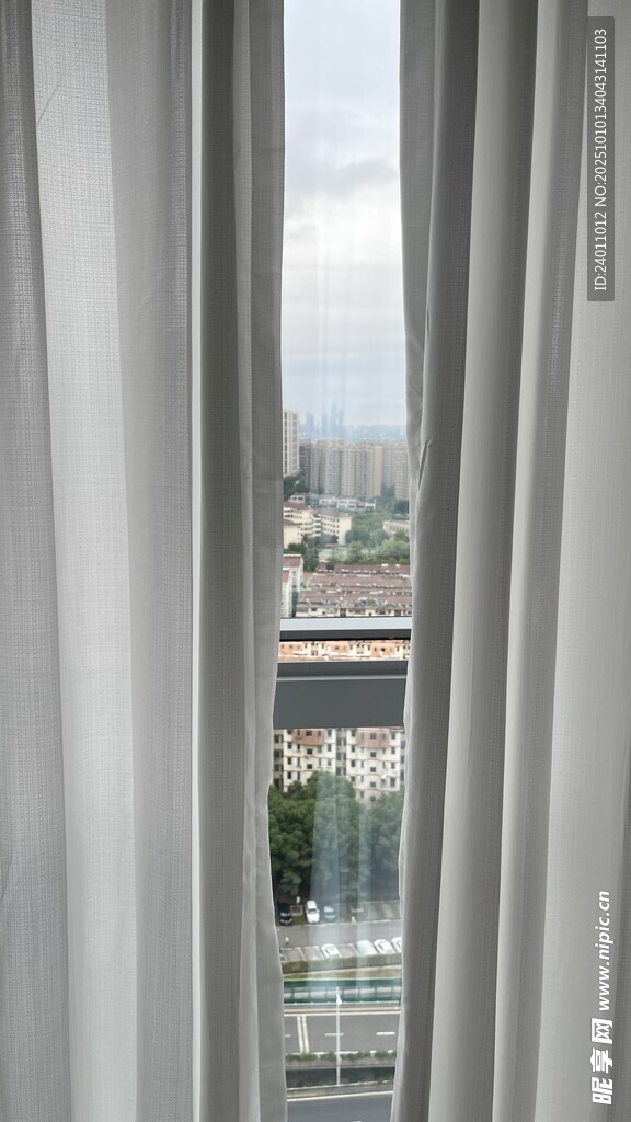 白色窗帘后的城市景观