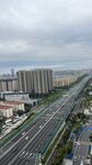 城市公路与林立高楼景观