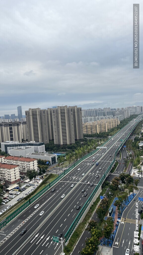 城市公路与林立高楼景观
