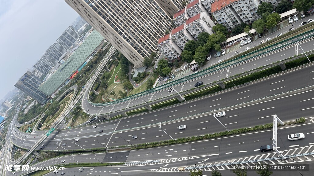 城市高架桥与周边建筑景观