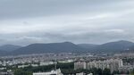 城市远景与远山景观