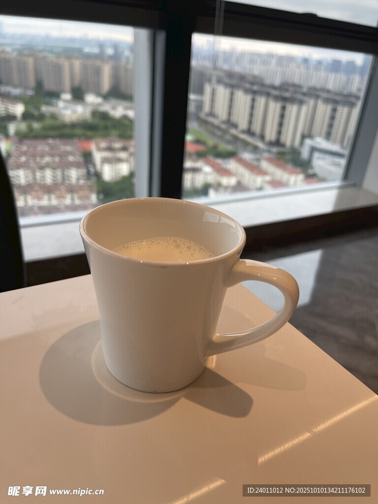 窗边白杯 城市景致相伴