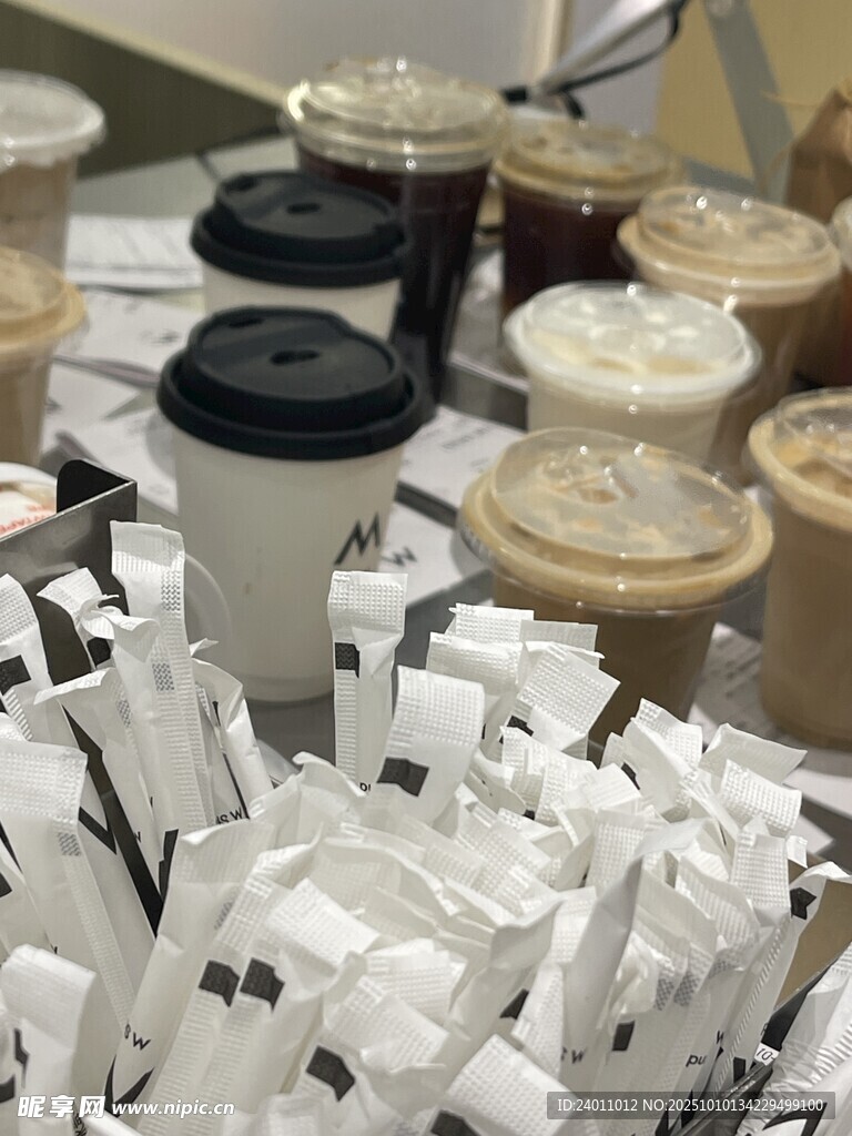 多样咖啡饮品与包装展示