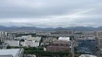城市远景与山峦景观