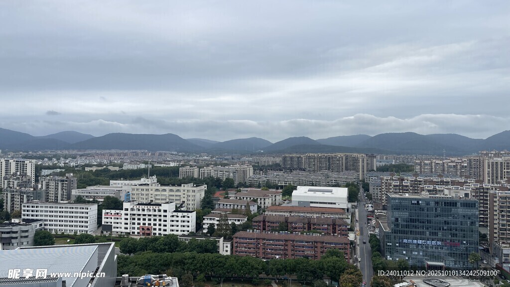 城市远景与山峦景观