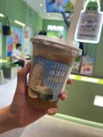 手持特色奶茶饮品