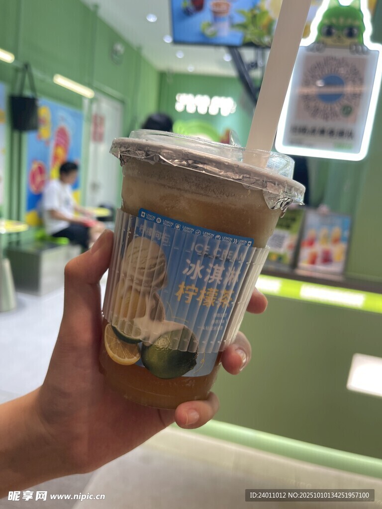 手持特色奶茶饮品