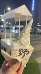 手持美味冰淇淋特写