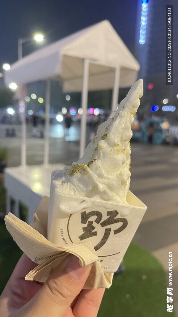 手持美味冰淇淋特写
