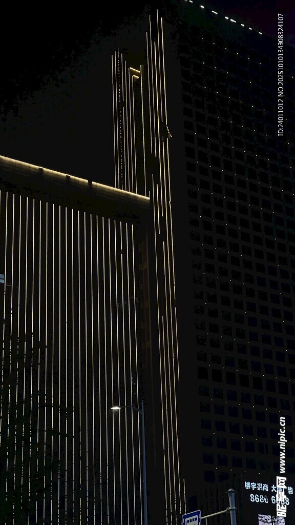 夜晚围栏旁的建筑景观