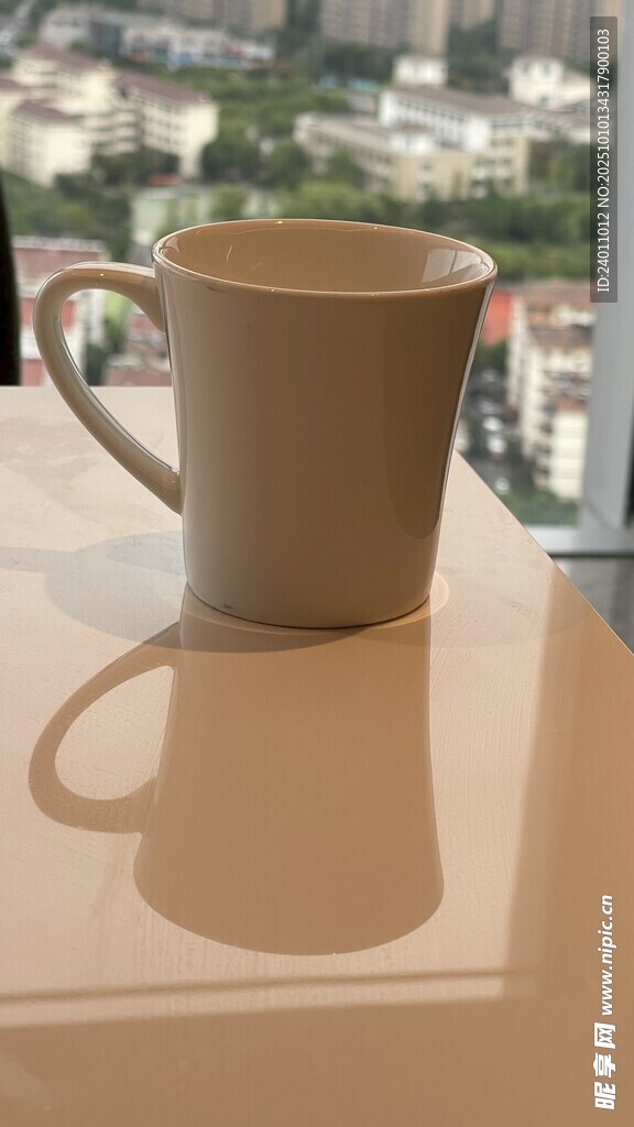 窗边咖啡杯映出心形光影
