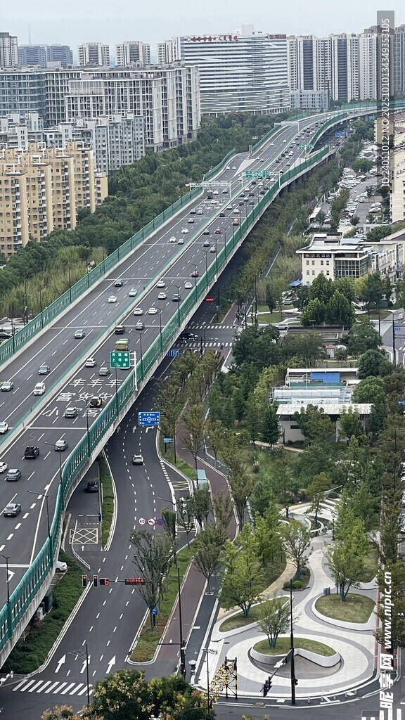 城市高架桥交通景象
