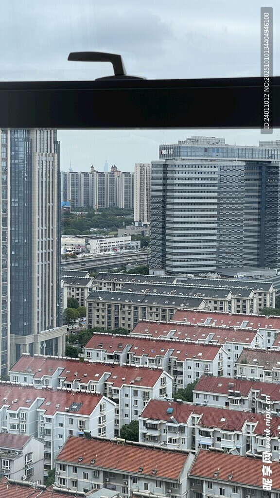 城市俯瞰 高楼与红顶建筑