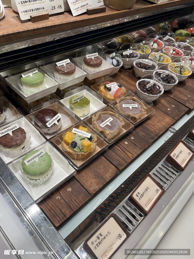 多样美味糕点陈列展示